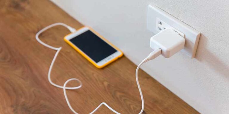 ¿Qué pasa si dejas conectado el cargador del celular todo el día?